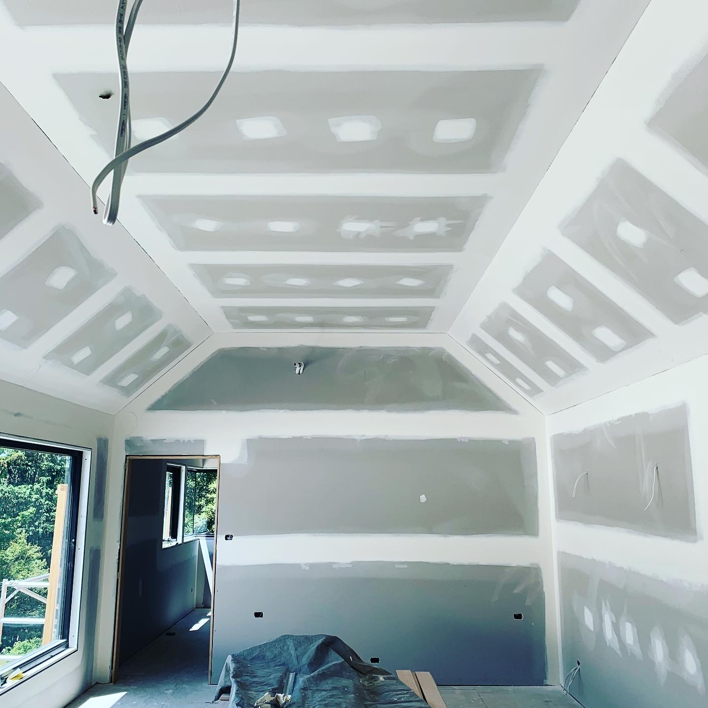Ceiling and wall plasterboard jointing